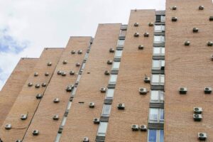 Instalar aire acondicionado en comunidad de vecinos: permisos y votación